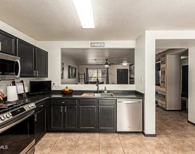 3032 W Red Fox Road - Photo Thumbnail 10