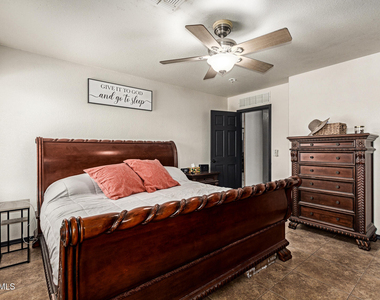 3032 W Red Fox Road - Photo Thumbnail 15