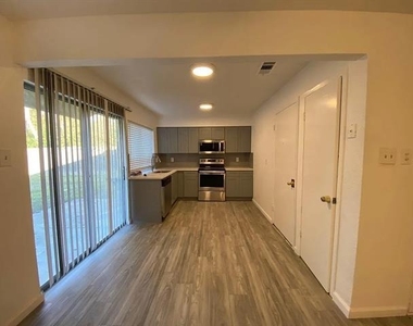 3501 Gatewood Lane - Photo Thumbnail 7