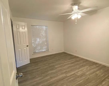 3501 Gatewood Lane - Photo Thumbnail 13