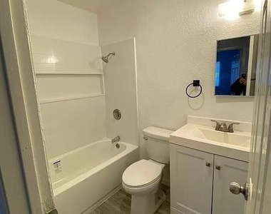 3501 Gatewood Lane - Photo Thumbnail 2