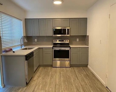 3501 Gatewood Lane - Photo Thumbnail 6