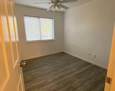 3501 Gatewood Lane - Photo Thumbnail 3