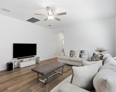 1121 Western Yarrow Avenue - Photo Thumbnail 12