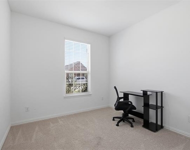 1121 Western Yarrow Avenue - Photo Thumbnail 4