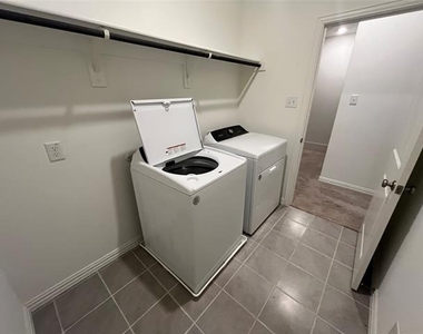 3306 Colorado Lane - Photo Thumbnail 13