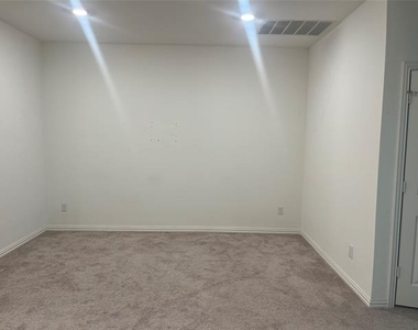 3306 Colorado Lane - Photo Thumbnail 12
