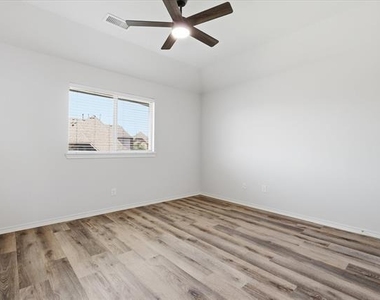8401 Shakespeare Lane - Photo Thumbnail 14