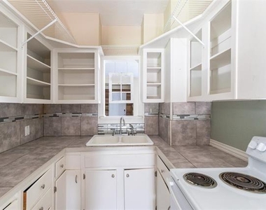 949 Palm Street - Photo Thumbnail 10