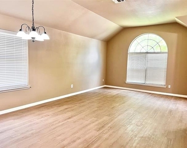 2513 Slalom Drive - Photo Thumbnail 4