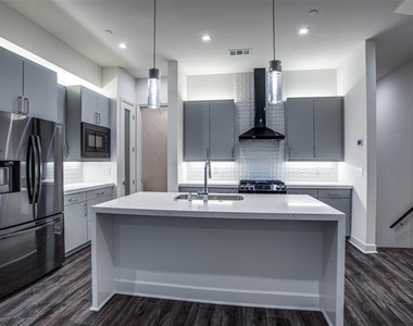 1813 Park Avenue - Photo Thumbnail 4