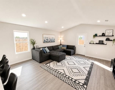 145 Bluebonnet Way - Photo Thumbnail 3