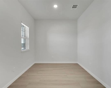 2650 Bechtol Street - Photo Thumbnail 5