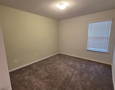 3128 Winoak Drive - Photo Thumbnail 12