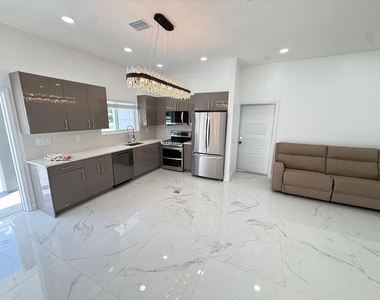 6319 Southgate Boulevard - Photo Thumbnail 2