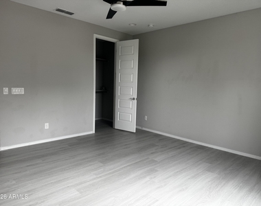 9512 W Fallen Leaf Lane - Photo Thumbnail 11