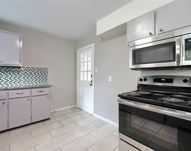 10628 Benbrook Drive - Photo Thumbnail 6