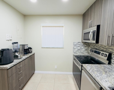 5545 N Lakewood Circle N - Photo Thumbnail 8