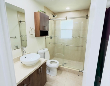 5545 N Lakewood Circle N - Photo Thumbnail 10