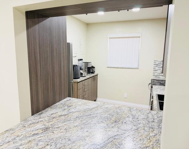 5545 N Lakewood Circle N - Photo Thumbnail 6
