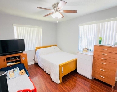 5545 N Lakewood Circle N - Photo Thumbnail 17
