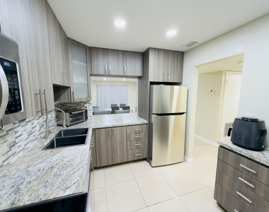 5545 N Lakewood Circle N - Photo Thumbnail 7