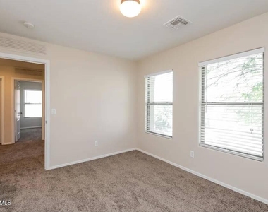 7811 S 63rd Dr, Drive S - Photo Thumbnail 10