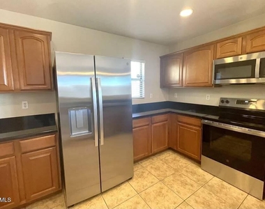 7811 S 63rd Dr, Drive S - Photo Thumbnail 2