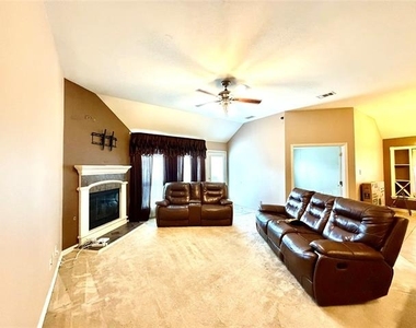 2102 Central Park Drive - Photo Thumbnail 4