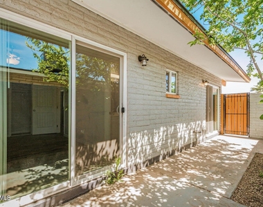 1118 S Mcclintock Drive - Photo Thumbnail 15