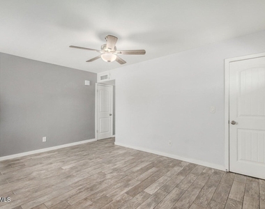 1118 S Mcclintock Drive - Photo Thumbnail 4