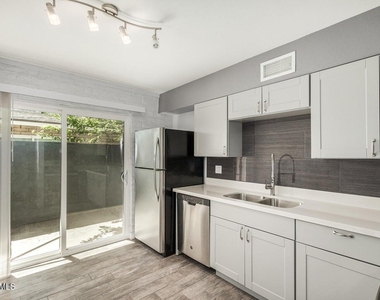 1118 S Mcclintock Drive - Photo Thumbnail 8
