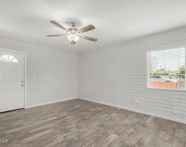 1118 S Mcclintock Drive - Photo Thumbnail 2