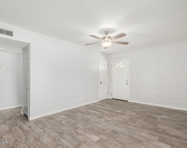 1118 S Mcclintock Drive - Photo Thumbnail 5