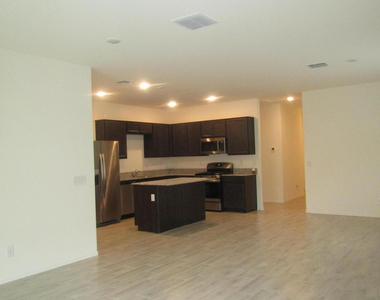188 W Seven Seas Drive - Photo Thumbnail 3