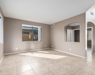 40747 W Robbins Drive - Photo Thumbnail 11