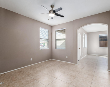 40747 W Robbins Drive - Photo Thumbnail 9