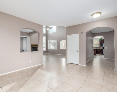 40747 W Robbins Drive - Photo Thumbnail 4