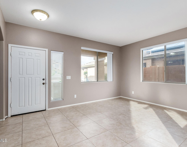 40747 W Robbins Drive - Photo Thumbnail 5