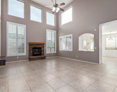40747 W Robbins Drive - Photo Thumbnail 6