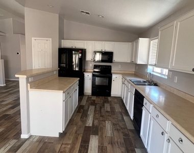 22264 N Kingston Drive - Photo Thumbnail 7