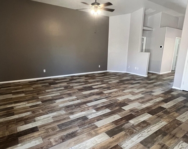 22264 N Kingston Drive - Photo Thumbnail 3
