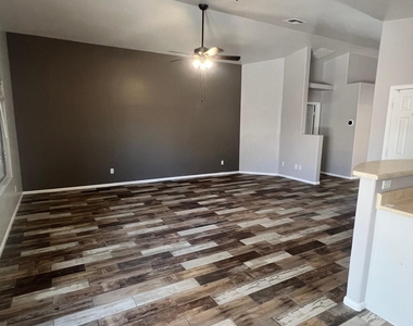 22264 N Kingston Drive - Photo Thumbnail 5