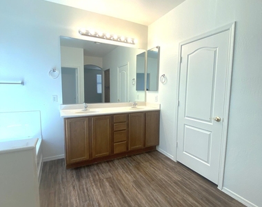 8552 W Malapai Drive - Photo Thumbnail 10