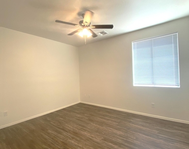 8552 W Malapai Drive - Photo Thumbnail 13