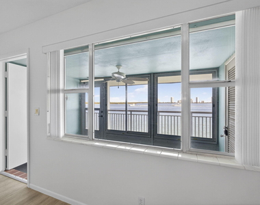 100 Shore Court - Photo Thumbnail 7