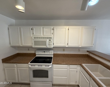 19508 N 78th Avenue - Photo Thumbnail 9