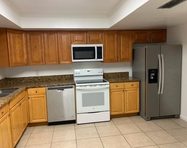 10070 Nw 36th Street - Photo Thumbnail 1