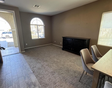 949 E Indian Wells Place - Photo Thumbnail 3