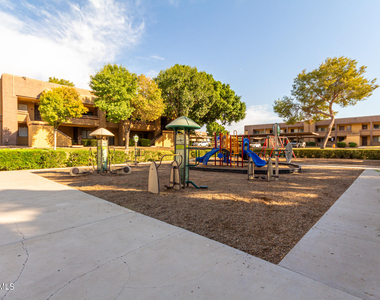 3535 W Tierra Buena Lane - Photo Thumbnail 7